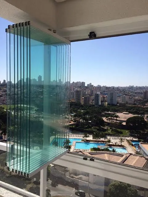 Sacada envidraçada com vidro retrátil e vista aberta da cidade